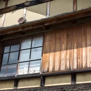 雨戸のメンテナンス方法｜適切な頻度と注意すべきポイントのサムネイル