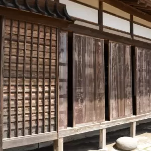 雨戸のガタつきを直す方法｜簡単にできるメンテナンスガイドのサムネイル